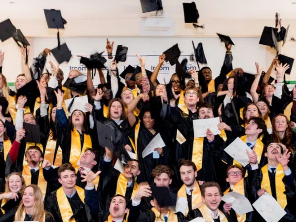 Diplôme d’état et titre professionnel : quelles sont les différences ?